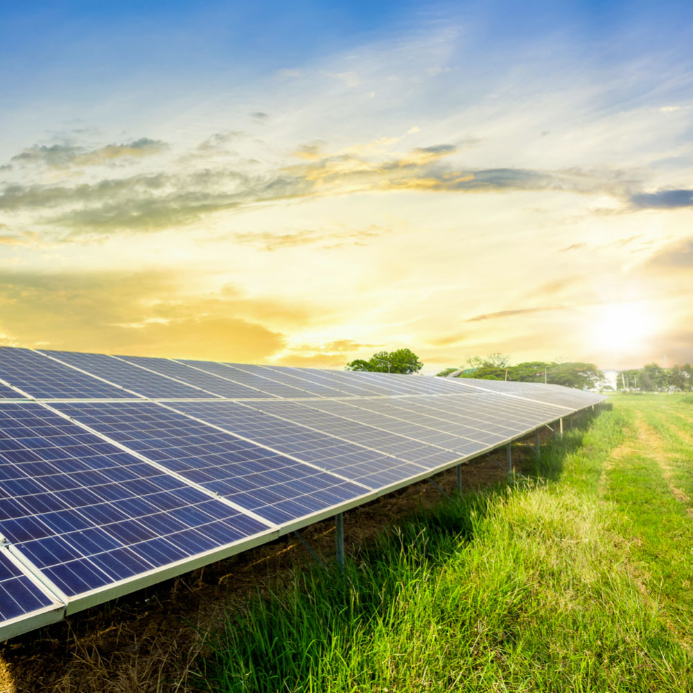 s-panneau solaire-cellule-dramatique-coucher-de-ciel-énergie-alternative-propre-concept