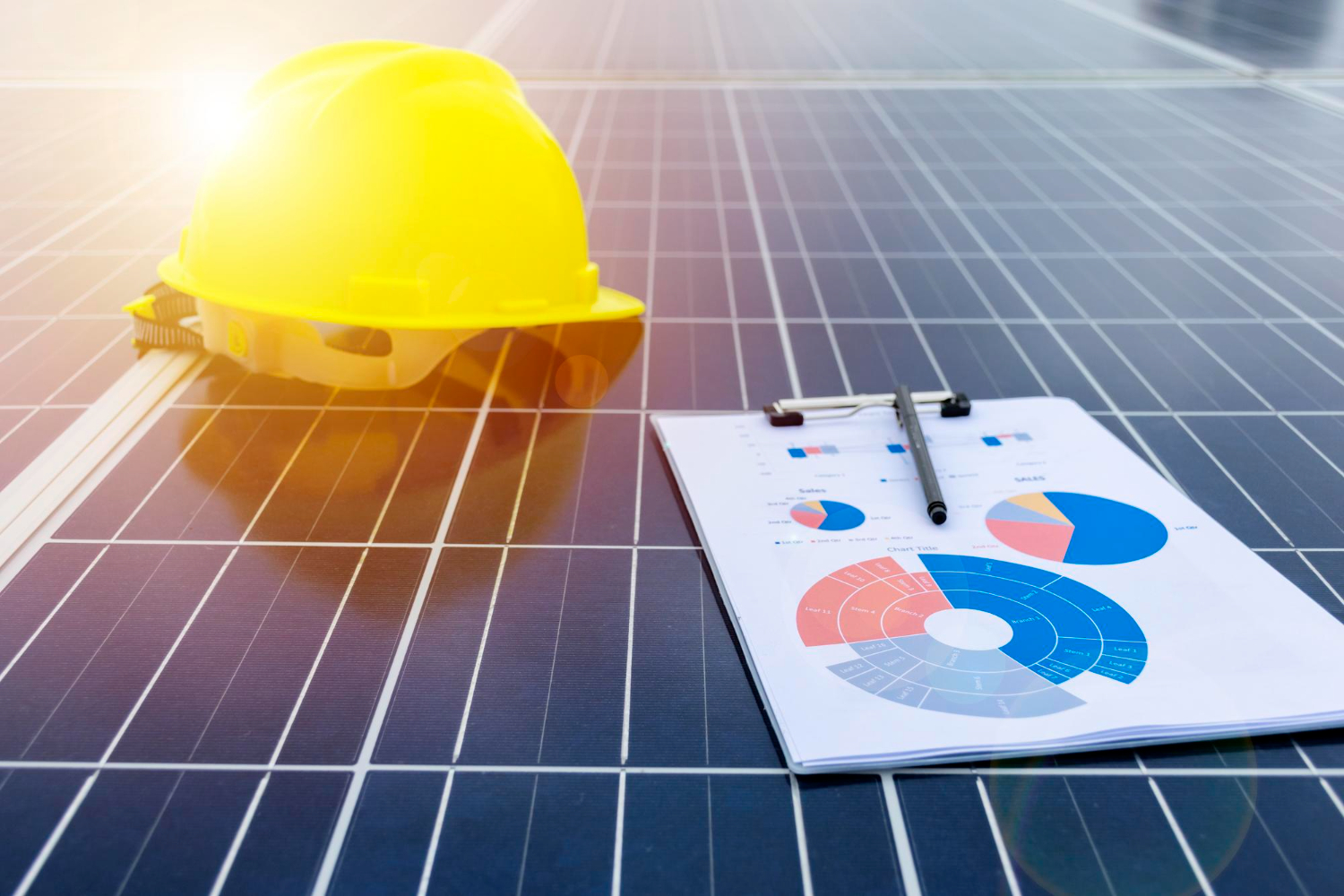 Arbeitssolaranlage-Photovoltaik-Paneele-Wissenschaftler-Ingenieur-Arbeiten-Kontrolle-Wartung-Ausrüstung-Industrie-Solarkraftwerk-Kartenteil-Stromverbrauch